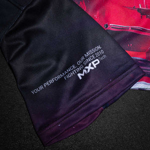 Das Phantom Athletics Trainingsshirt EVO – Cyber X steht für moderne Kampfsportbekleidung mit technischer Präzision. Ob beim MMA, No-Gi, Kickboxen oder funktionellen Krafttraining – dieses Shirt bietet dir volle Bewegungsfreiheit, schnelltrocknendes Material und ein markantes Design mit Cyber-Charakter.