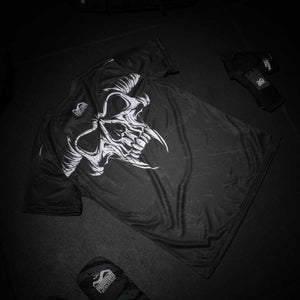 Mit atmungsaktivem Material und sportlicher Passform bietet das Diablo Trainingsshirt von Phantom Athletics optimalen Komfort bei schweißtreibenden Einheiten. Ob Sparring, Techniktraining oder Kraftworkout – du bleibst fokussiert und leistungsfähig.