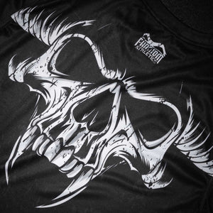 Für ambitionierte Kampfsportler ist das EVO Trainingsshirt Diablo von Phantom Athletics die perfekte Wahl. Es kombiniert technisches Gewebe mit auffälligem Design – für alle, die im Gym und auf der Matte sichtbar dominieren wollen.
