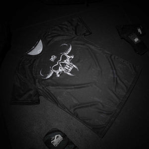 Das Phantom Athletics Trainingsshirt EVO – Diablo überzeugt mit einem feurigen Design in Rot und Schwarz und steht für maximale Power im Training. Ideal für MMA, Kickboxen, Grappling oder funktionelles Athletiktraining – dieses Shirt ist so kompromisslos wie dein Kampfsport.