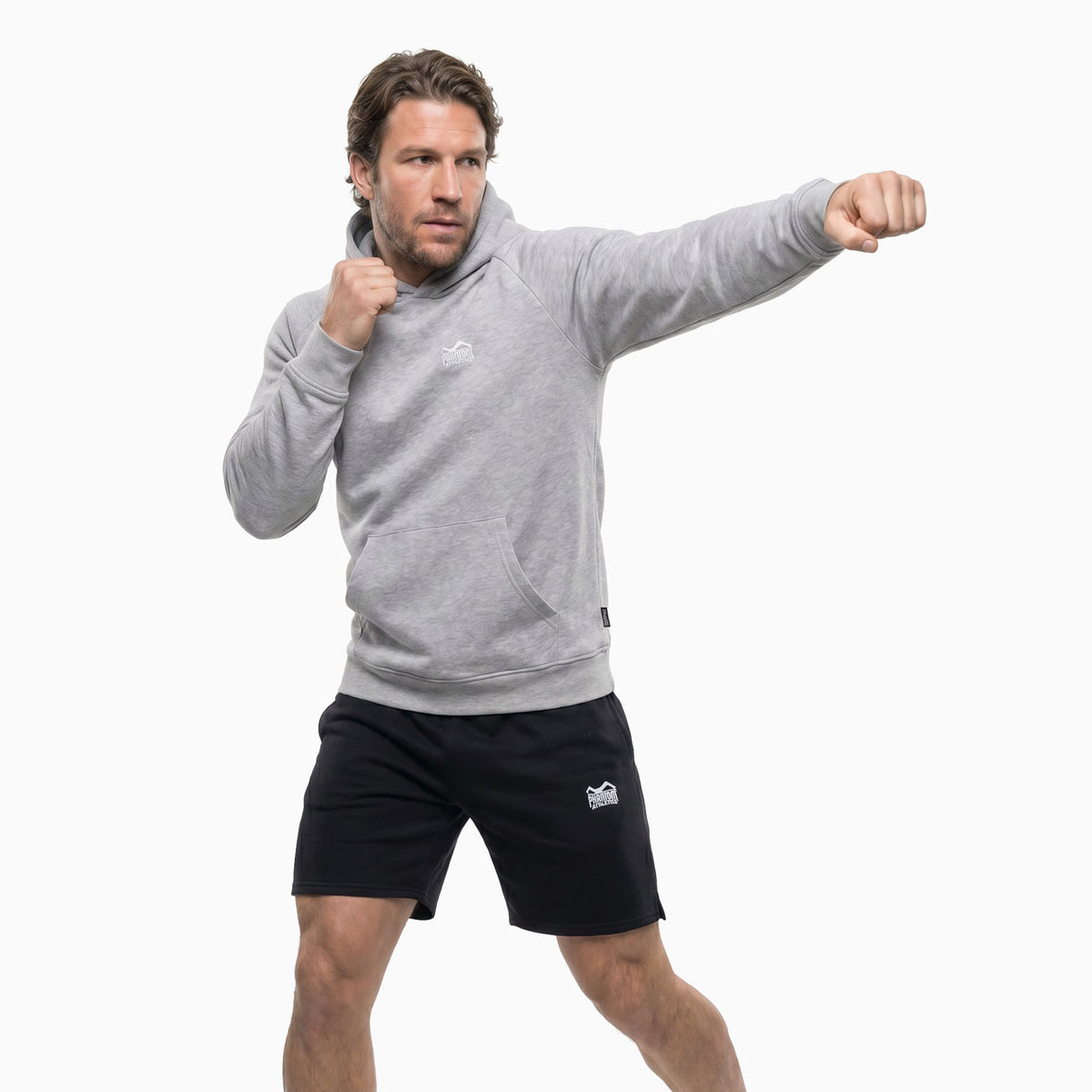 Der Unit Gray Hoodie von Phantom Athletics wurde für Athleten entwickelt, die Wert auf Funktionalität und einen cleanen Look legen. Der bequeme Schnitt ermöglicht volle Bewegungsfreiheit bei Warm-up, Sparring-Vorbereitung oder leichtem Training.