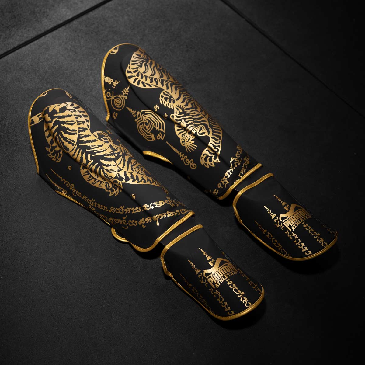 Phantom Schienbeinschützer Muay Thai Limited Black Edition mit stilvollem schwarzen Design. Bieten optimalen Schutz und Komfort für intensives Kampfsporttraining.