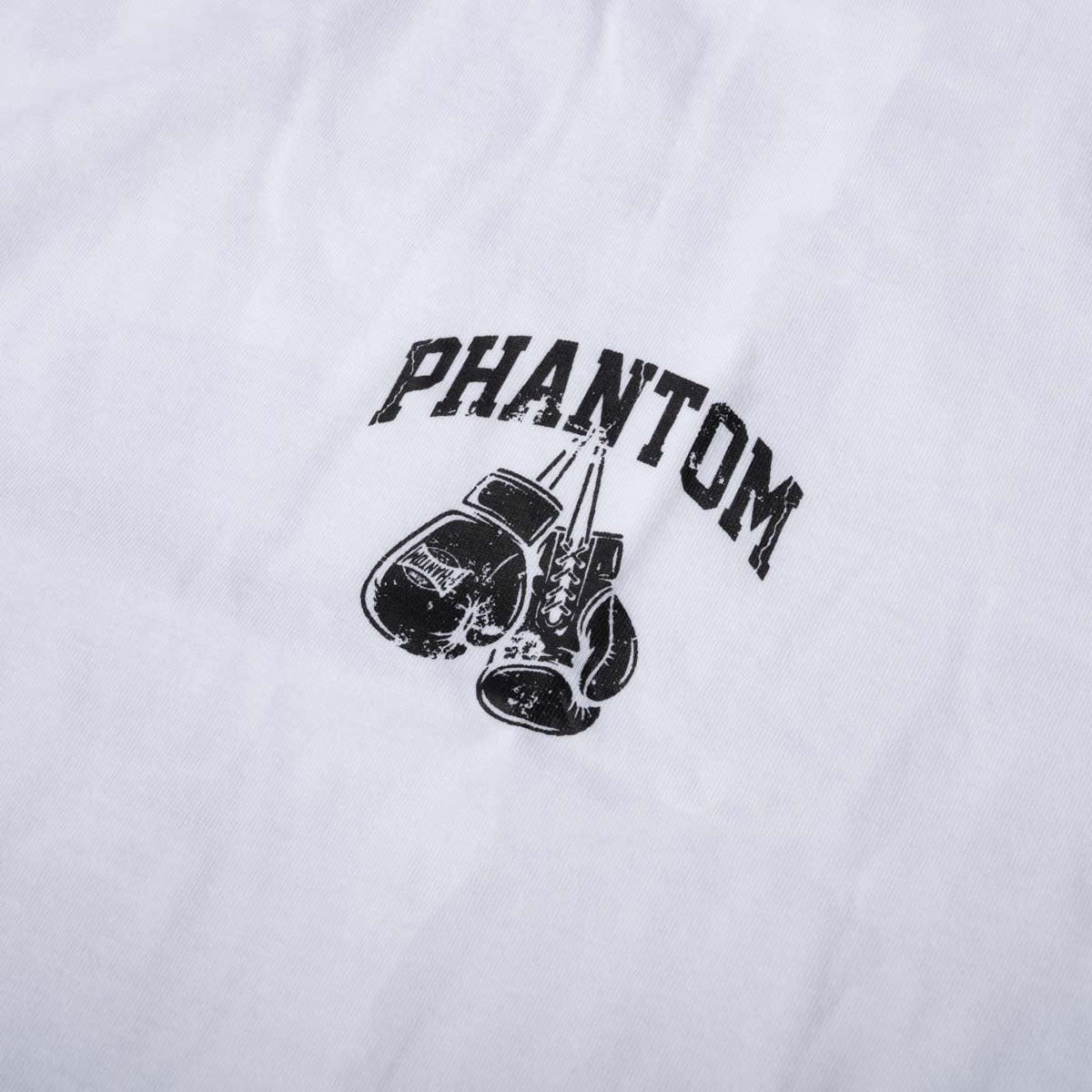 Mit dem Phantom Athletics T-Shirt BOXING TEAM in Weiß zeigen Fighter ihre Leidenschaft für den Boxsport auch außerhalb des Rings. Der große Rückenprint mit klassischen Boxhandschuhen und BOXING TEAM Schriftzug sorgt für einen markanten Kampfsport-Look.
