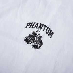 Mit dem Phantom Athletics T-Shirt BOXING TEAM in Weiß zeigen Fighter ihre Leidenschaft für den Boxsport auch außerhalb des Rings. Der große Rückenprint mit klassischen Boxhandschuhen und BOXING TEAM Schriftzug sorgt für einen markanten Kampfsport-Look.