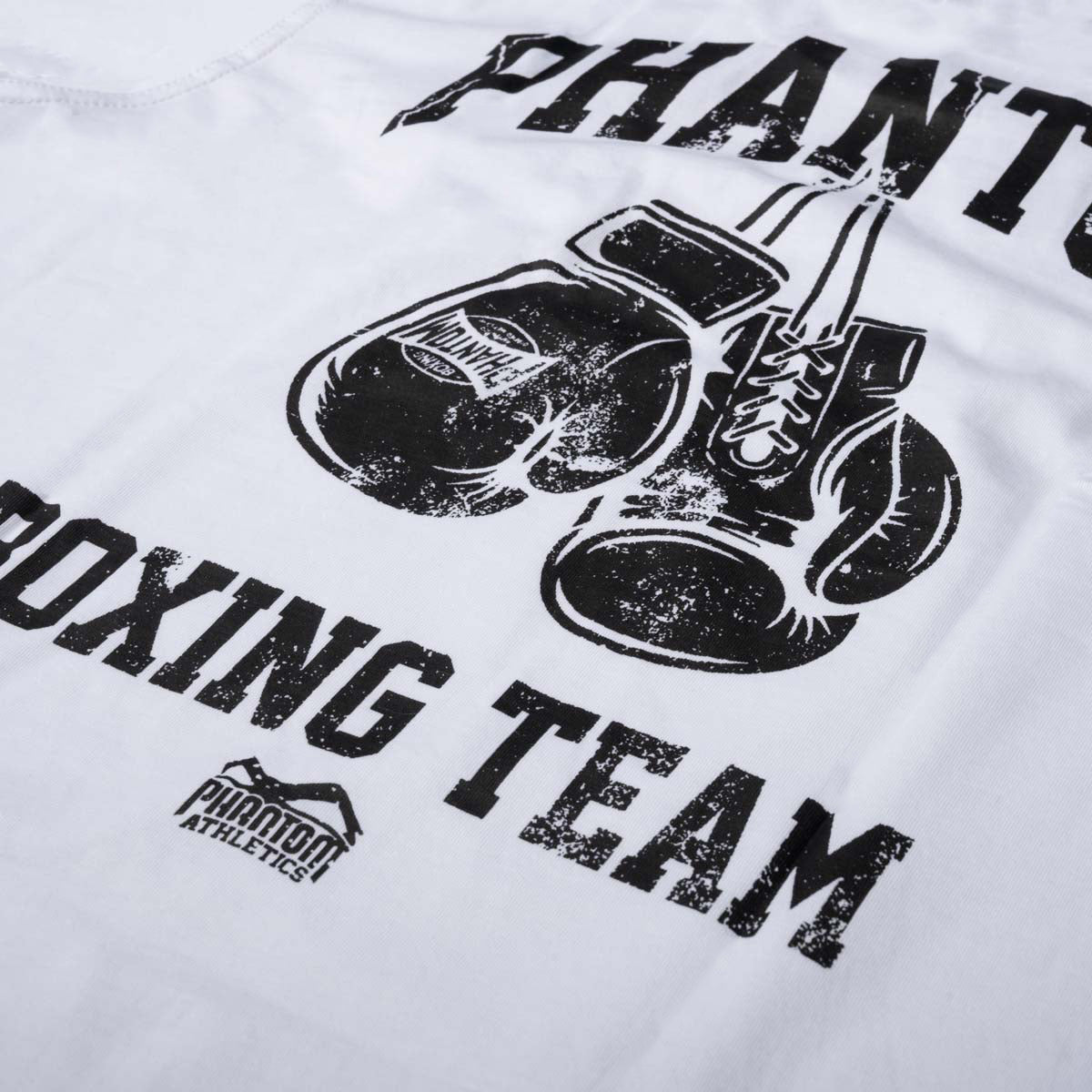 Das Phantom Athletics T-Shirt BOXING TEAM in Weiß verbindet die Ästhetik klassischer Box-Gyms mit moderner Kampfsportbekleidung. Der hochwertige Materialmix aus Baumwolle und Polyester sorgt für Komfort beim Training, im Gym und in der Freizeit.
