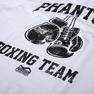 Das Phantom Athletics T-Shirt BOXING TEAM in Weiß verbindet die Ästhetik klassischer Box-Gyms mit moderner Kampfsportbekleidung. Der hochwertige Materialmix aus Baumwolle und Polyester sorgt für Komfort beim Training, im Gym und in der Freizeit.