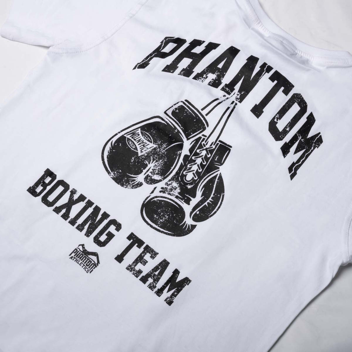 Das Phantom Athletics BOXING TEAM T-Shirt in Weiß kombiniert hochwertige Fightwear mit einem vom klassischen Boxsport inspirierten Vintage-Design. Das Shirt eignet sich ideal für Boxen, MMA, Muay Thai, Kickboxen, BJJ und Grappling.