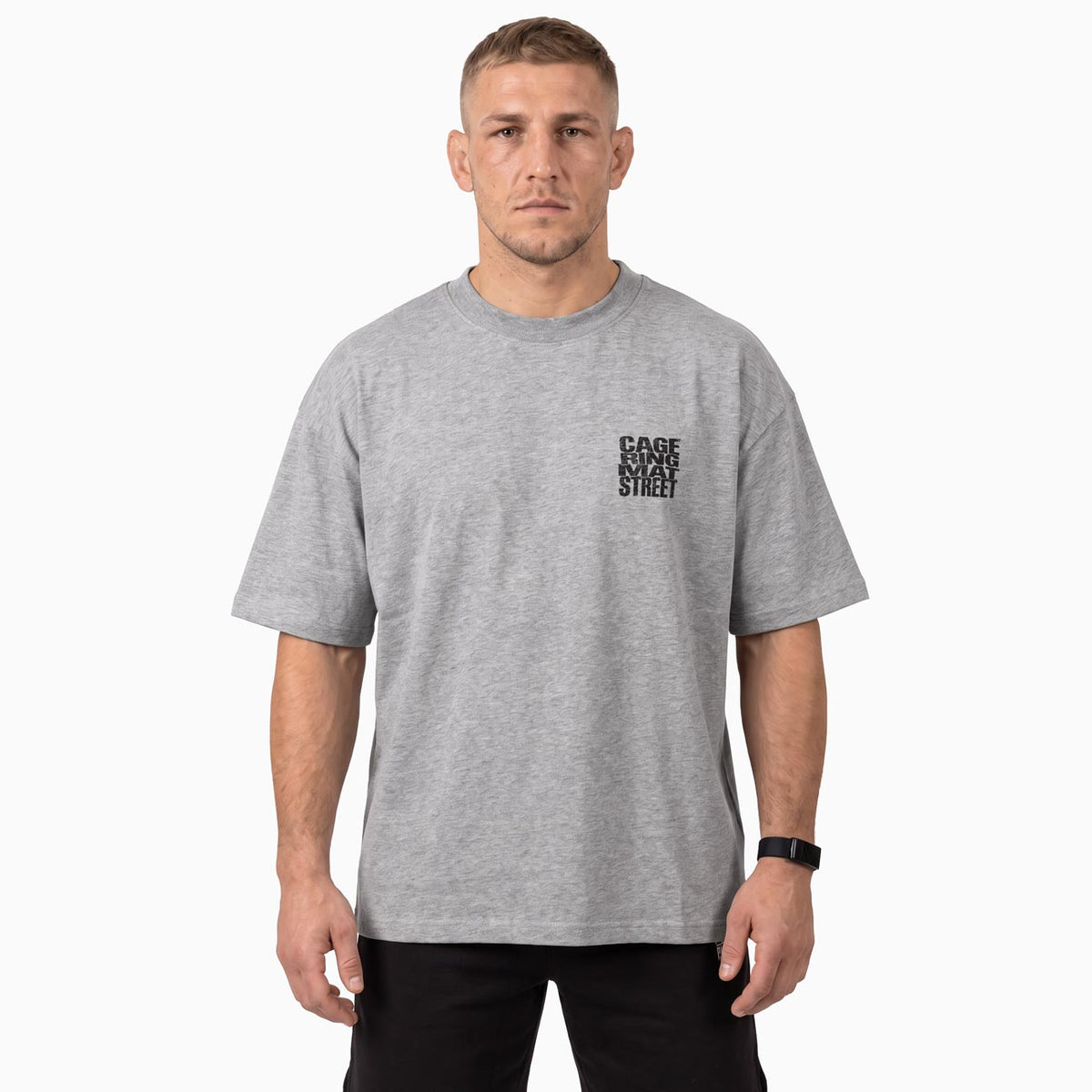 Das graue Phantom Athletics CAGE RING MAT STREET Oversize T-Shirt steht mit seinem großen Rückenprint für die verschiedenen Welten des Kampfsports – Cage, Ring, Matte und Straße. Der „Always Ready“ Schriftzug unterstreicht den authentischen Fighter-Look für Gym und Alltag.