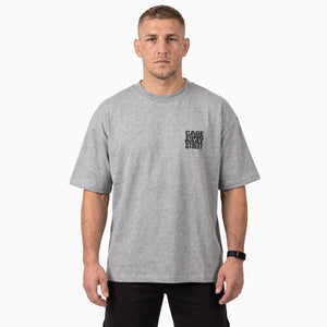 Das graue Phantom Athletics CAGE RING MAT STREET Oversize T-Shirt steht mit seinem großen Rückenprint für die verschiedenen Welten des Kampfsports – Cage, Ring, Matte und Straße. Der „Always Ready“ Schriftzug unterstreicht den authentischen Fighter-Look für Gym und Alltag.