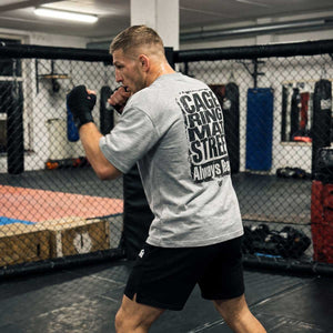 Das Phantom Athletics CAGE RING MAT STREET Oversize T-Shirt in Grau verbindet moderne Streetwear mit der kompromisslosen Ästhetik des Kampfsports. Der schwarze Rückenprint und das dezente Phantom Logo auf der Brust sorgen für einen markanten Look beim Training und in der Freizeit.