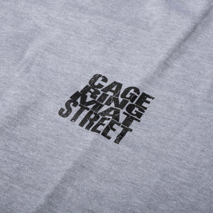 Das graue Phantom Athletics Oversize T-Shirt CAGE RING MAT STREET wurde für Athleten entwickelt, die Komfort, Bewegungsfreiheit und authentischen Fightwear-Style verbinden möchten. Die hochwertige Kampfsportbekleidung passt ideal zu MMA, Muay Thai, Kickboxen, Boxen und Functional Fitness.