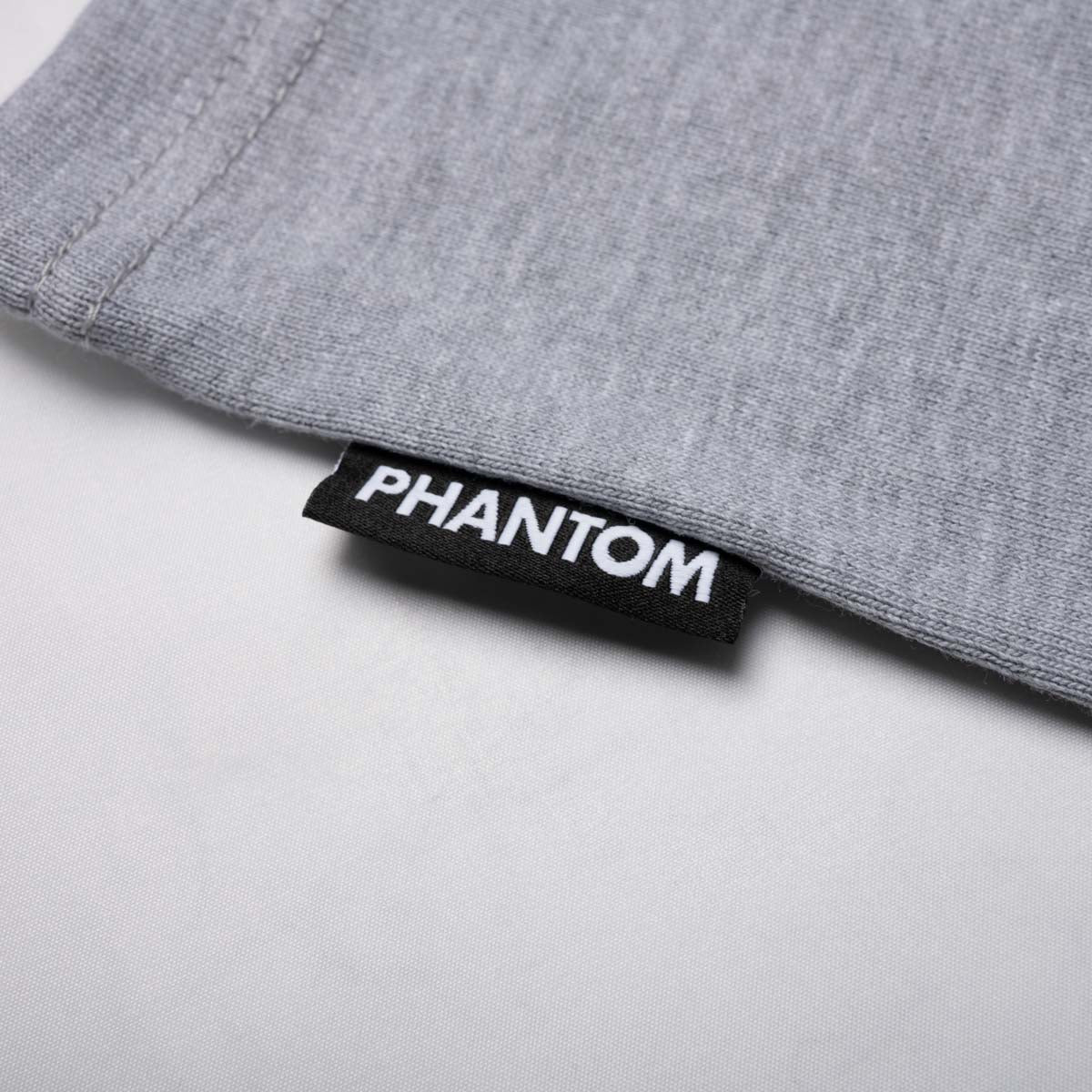 Das Phantom Athletics CAGE RING MAT STREET T-Shirt in Grau kombiniert einen großzügigen Oversize Fit mit hochwertigem Material aus 95 % Baumwolle und 5 % Polyester. Die bequeme Fightwear eignet sich perfekt für Warm-up, Gym, Kampfsporttraining und Freizeit.