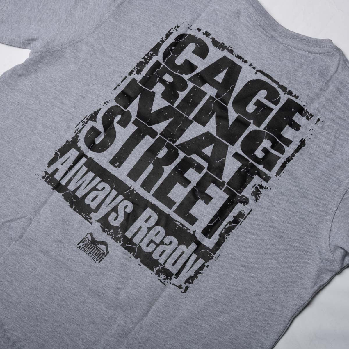 Mit dem Phantom Athletics Oversize T-Shirt CAGE RING MAT STREET in Grau erhalten Fighter hochwertige Fightwear mit lockerem Schnitt und viel Bewegungsfreiheit. Der atmungsaktive Baumwoll-Polyester-Mix bietet hohen Komfort beim MMA, BJJ, Grappling, Boxen und Krafttraining.