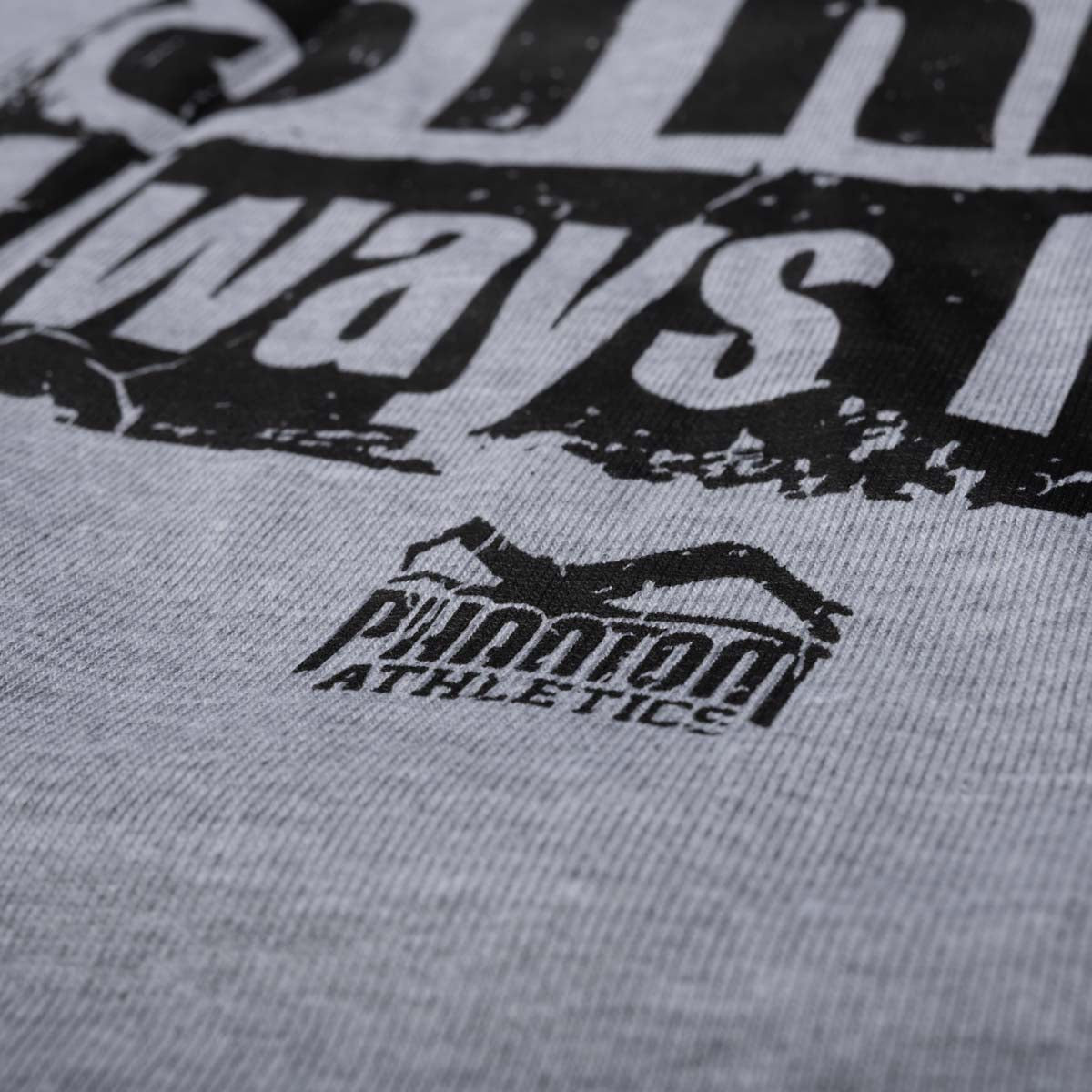 Mit dem Phantom Athletics Oversize T-Shirt CAGE RING MAT STREET trifft urbaner Streetwear-Look auf authentischen Kampfsport-Spirit. Das graue Shirt mit schwarzem Rückenprint ist eine starke Wahl für Fighter aus MMA, Boxen, Muay Thai, BJJ, Wrestling und Grappling.