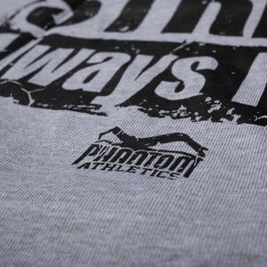 Mit dem Phantom Athletics Oversize T-Shirt CAGE RING MAT STREET trifft urbaner Streetwear-Look auf authentischen Kampfsport-Spirit. Das graue Shirt mit schwarzem Rückenprint ist eine starke Wahl für Fighter aus MMA, Boxen, Muay Thai, BJJ, Wrestling und Grappling.