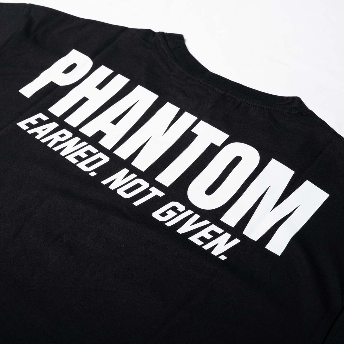 Das Phantom Athletics Earned Oversize T-Shirt in Schwarz verbindet minimalistischen Streetwear-Style mit einer klaren Botschaft für ambitionierte Fighter. Der große Rückenprint und dezente Label-Details an Ärmeln und Saum sorgen für einen charakteristischen Kampfsport-Look.
