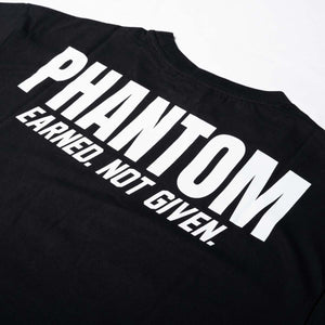 Das Phantom Athletics Earned Oversize T-Shirt in Schwarz verbindet minimalistischen Streetwear-Style mit einer klaren Botschaft für ambitionierte Fighter. Der große Rückenprint und dezente Label-Details an Ärmeln und Saum sorgen für einen charakteristischen Kampfsport-Look.