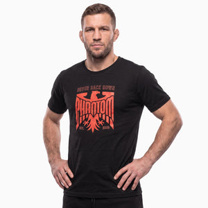 Das Phantom Athletics GERMANY NEVER BACK DOWN T-Shirt in Schwarz/Rot kombiniert einen sportlichen Athletic Fit mit einem markanten roten Phantom Eagle Frontprint. Die hochwertige Kampfsportbekleidung eignet sich ideal für MMA, Boxen, Kickboxen, Muay Thai und Fitness.