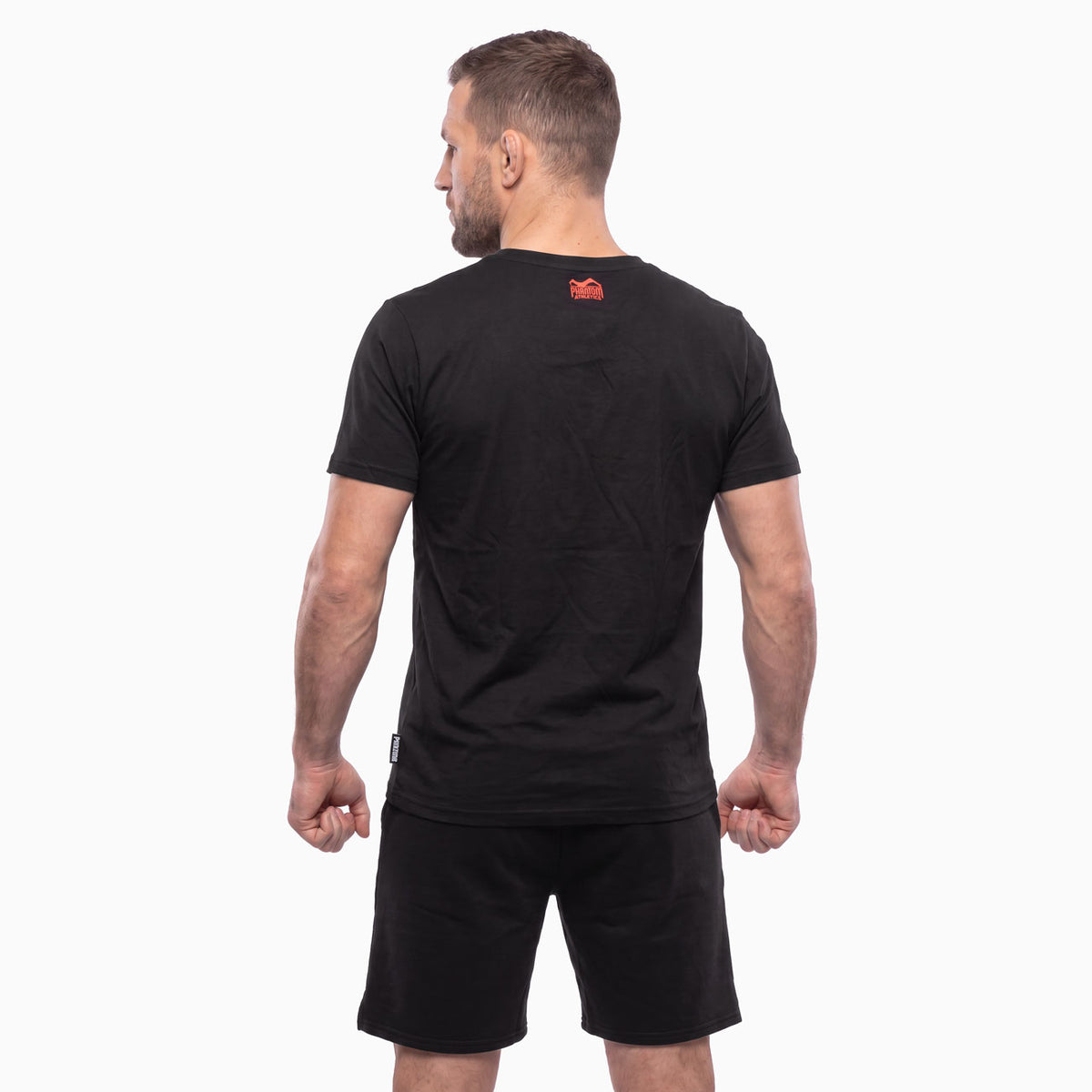 Das schwarze Phantom Athletics T-Shirt GERMANY NBD setzt mit dem roten Phantom Eagle und dem Schriftzug „NEVER BACK DOWN“ ein kraftvolles Statement für Entschlossenheit und Disziplin. Der sportliche Fighter-Look eignet sich perfekt für Kampfsport, Gym und Freizeit.