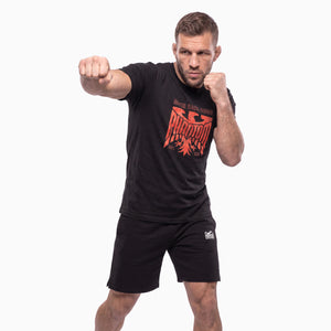 Mit dem Phantom Athletics GERMANY NEVER BACK DOWN T-Shirt erhalten Fighter hochwertige Kampfsportbekleidung aus 95 % Baumwolle und 5 % Polyester. Das weiche, atmungsaktive Material bietet hohen Tragekomfort für MMA, BJJ, Grappling, Boxen und Krafttraining.