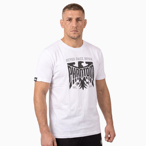 Das Phantom Athletics GERMANY NEVER BACK DOWN T-Shirt in Weiß kombiniert einen sportlichen Athletic Fit mit einem markanten schwarzen Phantom Eagle Frontprint. Die hochwertige Kampfsportbekleidung eignet sich ideal für MMA, Boxen, Kickboxen, Muay Thai und Fitness.