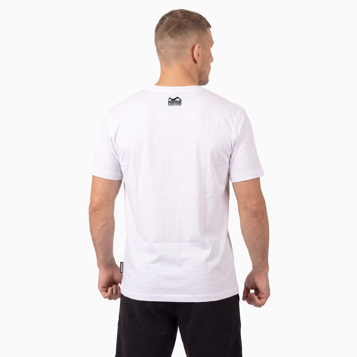 Das weiße Phantom Athletics T-Shirt GERMANY NBD setzt mit dem großen Phantom Eagle und dem Schriftzug „NEVER BACK DOWN“ ein starkes Statement für Kampfgeist und Disziplin. Der kontrastreiche schwarze Frontprint sorgt für einen markanten Fighter-Look beim Training, im Gym und im Alltag.