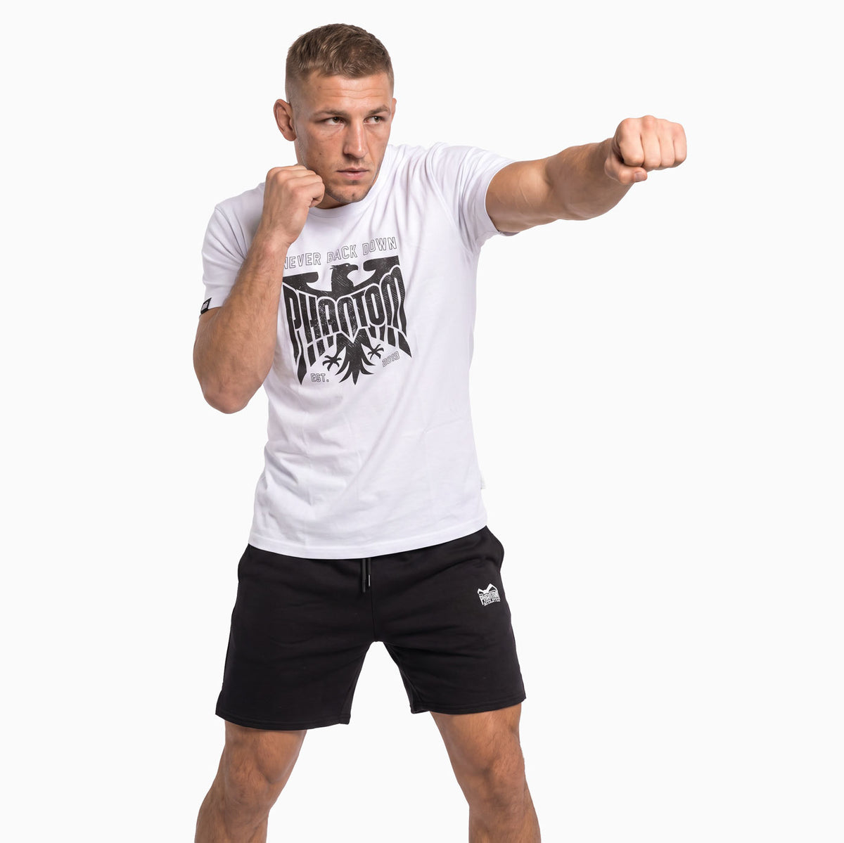 Mit dem Phantom Athletics GERMANY NEVER BACK DOWN T-Shirt erhalten Fighter hochwertige Kampfsportbekleidung aus 95 % Baumwolle und 5 % Polyester. Das weiche, atmungsaktive Material bietet hohen Tragekomfort für MMA, BJJ, Grappling, Boxen und Krafttraining.