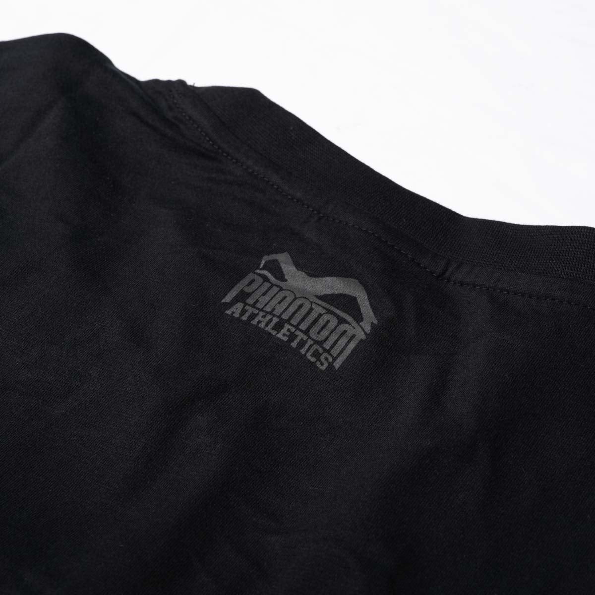 Das Phantom Athletics Oversize T-Shirt Legacy wurde für Fighter entwickelt, die lässigen Komfort mit authentischer Kampfsportbekleidung verbinden möchten. Der moderne Oversize Style eignet sich für MMA, Boxen, Muay Thai, BJJ, Fitness und Freizeit.