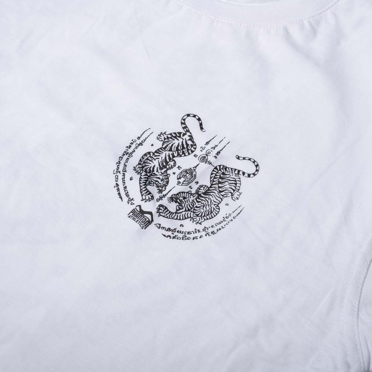 Das Phantom Athletics Sak Yant T-Shirt kombiniert traditionelle Tiger-Symbolik aus der thailändischen Kampfsportkultur mit moderner Fightwear. Die hochwertige Kampfsportbekleidung eignet sich für Muay Thai, Kickboxen, MMA, Boxen, BJJ und Grappling.