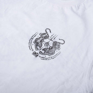 Das Phantom Athletics Sak Yant T-Shirt kombiniert traditionelle Tiger-Symbolik aus der thailändischen Kampfsportkultur mit moderner Fightwear. Die hochwertige Kampfsportbekleidung eignet sich für Muay Thai, Kickboxen, MMA, Boxen, BJJ und Grappling.