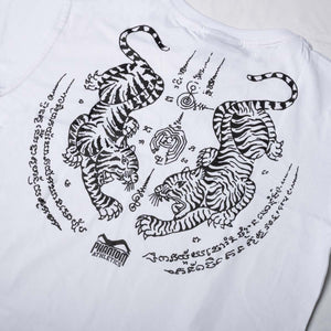 Das Phantom Athletics T-Shirt Sak Yant in Weiß überzeugt mit einem kontrastreichen schwarzen Rückenprint und traditionellen Tiger-Motiven. Der sportliche Schnitt macht das Shirt zum komfortablen Begleiter für Kampfsporttraining, Fitness und Freizeit.