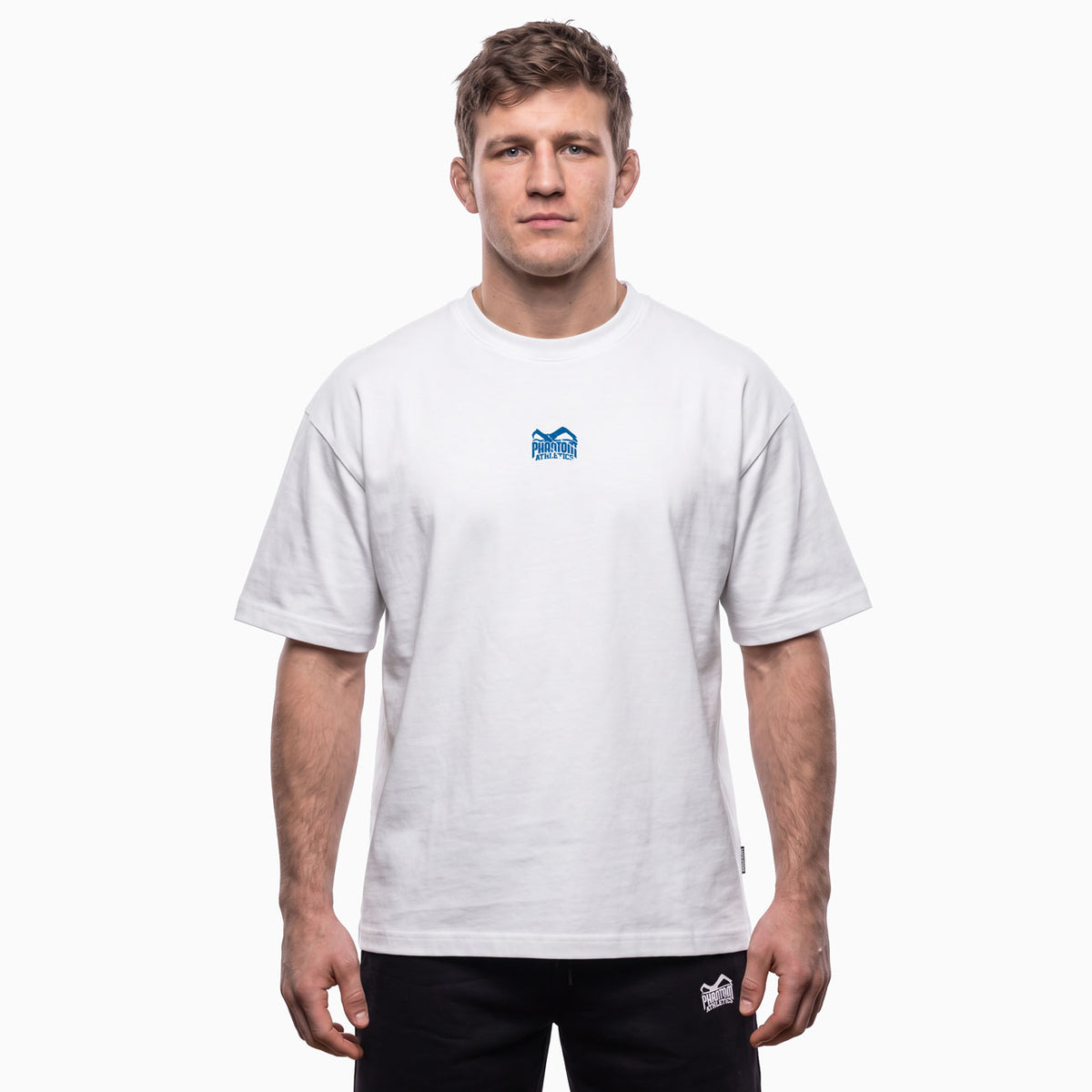 Das weiße Phantom Athletics SPARRING CLUB Oversize T-Shirt verbindet moderne Streetwear mit dem Stil klassischer Box- und Kampfsportvereine. Der große Rückenprint in Rot und Blau und das dezente Phantom Logo auf der Brust machen das Shirt zur idealen Fightwear für Gym, Training und Freizeit.