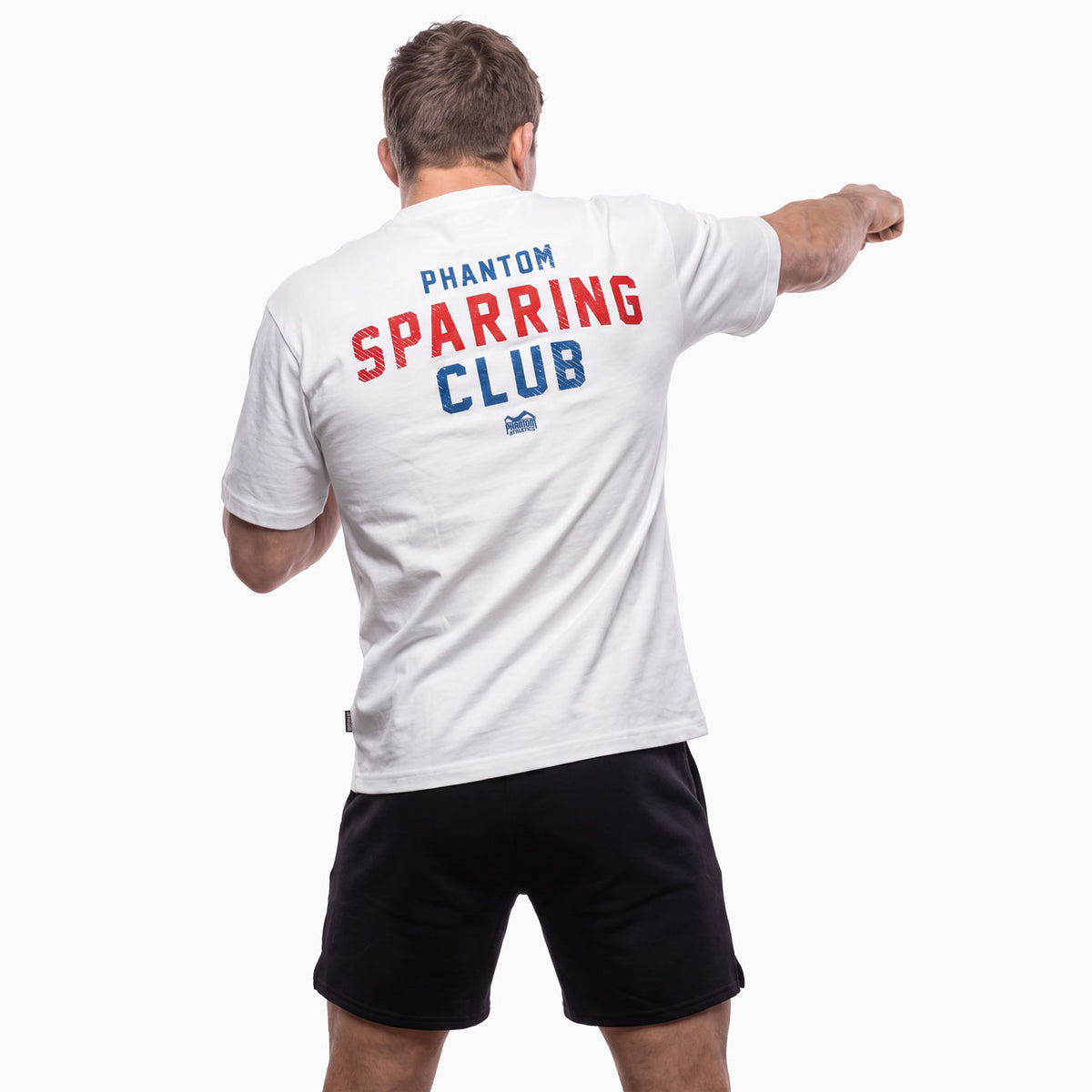 Mit dem Phantom Athletics Oversize T-Shirt SPARRING CLUB in Weiß erhalten Fighter hochwertige Kampfsportbekleidung mit lockerem Schnitt und maximaler Bewegungsfreiheit. Der weiche Baumwoll-Polyester-Mix eignet sich ideal für MMA, BJJ, Grappling, Boxen, Muay Thai und Krafttraining.