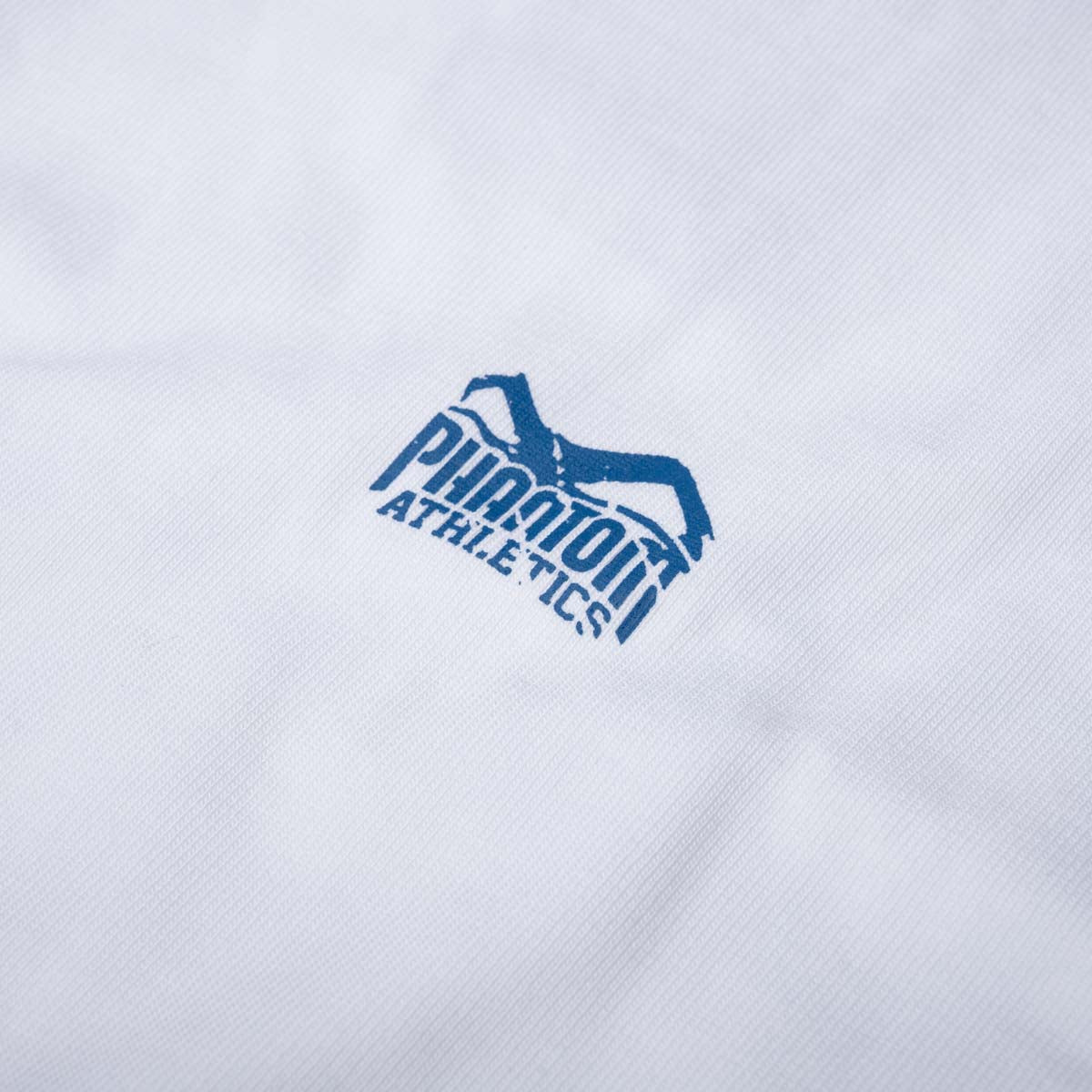 Das Phantom Athletics SPARRING CLUB T-Shirt in Weiß kombiniert einen großen roten und blauen Rückenprint mit einem cleanen Phantom Print auf der Brust. Die hochwertige Kampfsportbekleidung eignet sich perfekt für Fighter aus Boxen, MMA, Muay Thai, Grappling und Kickboxen.