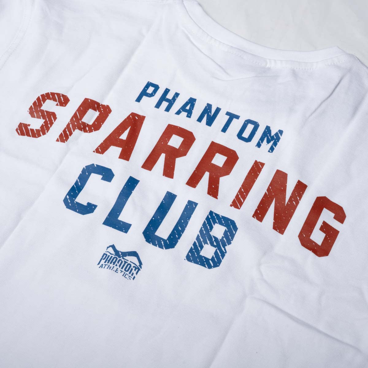 Das Phantom Athletics SPARRING CLUB Oversize T-Shirt in Weiß überzeugt mit einem sportlichen Retro-Look und kontrastreichem Rückenprint. Die hochwertige Fightwear bietet angenehmen Tragekomfort beim Warm-up, auf dem Weg ins Gym und nach intensiven Kampfsporteinheiten.