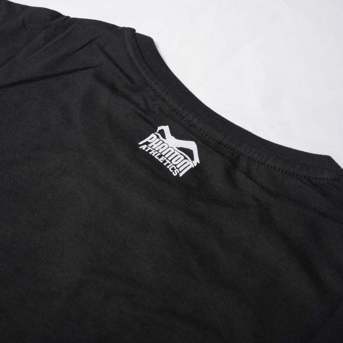 Das Phantom Athletics Spirit T-Shirt in Schwarz bietet einen zeitlosen Fighter-Look für Training, Kampfsport-Events und Alltag. Die hochwertige Fightwear passt ideal zu Athleten aus Boxen, MMA, Kickboxen, Muay Thai und Grappling.