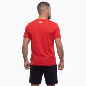 Das rote Phantom Athletics Team T-Shirt überzeugt mit einem cleanen, minimalistischen Design und sportlicher Passform für Training und Alltag. Die hochwertige Kampfsportbekleidung eignet sich ideal für Gym, Krafttraining, MMA, BJJ und Grappling.