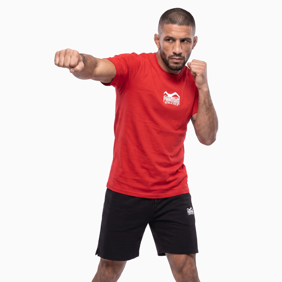 Das rote Phantom Athletics Team T-Shirt wurde für Athleten entwickelt, die minimalistischen Style und hohen Tragekomfort miteinander verbinden möchten. Die hochwertige Kampfsportbekleidung eignet sich für MMA, Boxen, Kickboxen, Muay Thai sowie für Training und Freizeit.