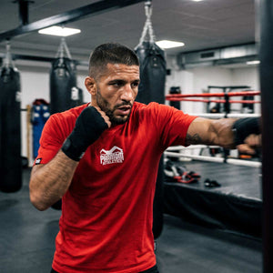 Das Phantom Athletics T-Shirt Team in Rot kombiniert eine kräftige Farbgebung mit einem kleinen Phantom Logo für einen cleanen Fighter-Look. Der atmungsaktive Materialmix macht das Shirt zum komfortablen Begleiter für Kampfsport, Fitness, Gym und Alltag.