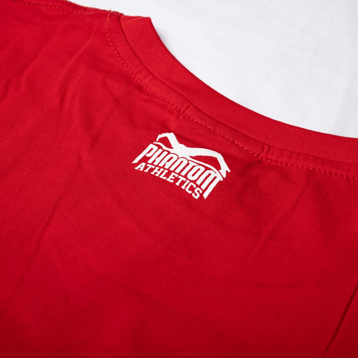 Das Phantom Athletics Team T-Shirt in Rot verbindet einen sportlichen Schnitt mit dezentem Branding auf Brust und Nacken. Die hochwertige Fightwear bietet optimale Bewegungsfreiheit beim MMA, BJJ, Grappling, Krafttraining und im Gym.