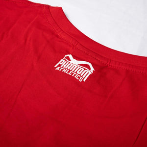 Das Phantom Athletics Team T-Shirt in Rot verbindet einen sportlichen Schnitt mit dezentem Branding auf Brust und Nacken. Die hochwertige Fightwear bietet optimale Bewegungsfreiheit beim MMA, BJJ, Grappling, Krafttraining und im Gym.