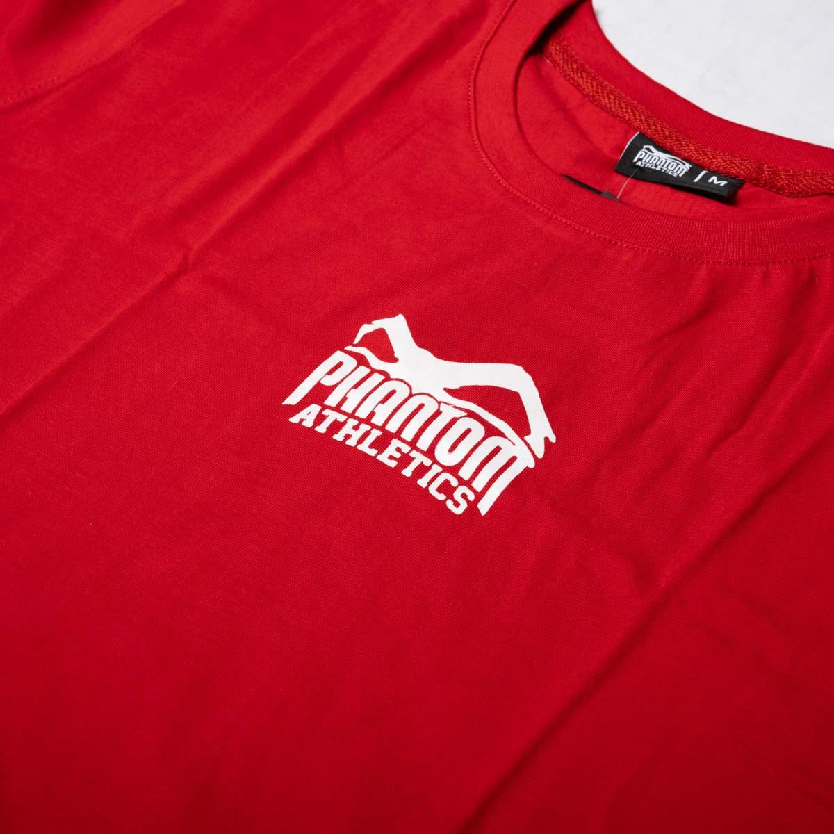 Mit dem Phantom Athletics T-Shirt Team in Rot erhalten Fighter ein vielseitiges Kampfsport-Shirt aus 95 % Baumwolle und 5 % Polyester. Das weiche und atmungsaktive Material sorgt für angenehmen Komfort beim Boxen, Muay Thai, Kickboxen und Functional Fitness.