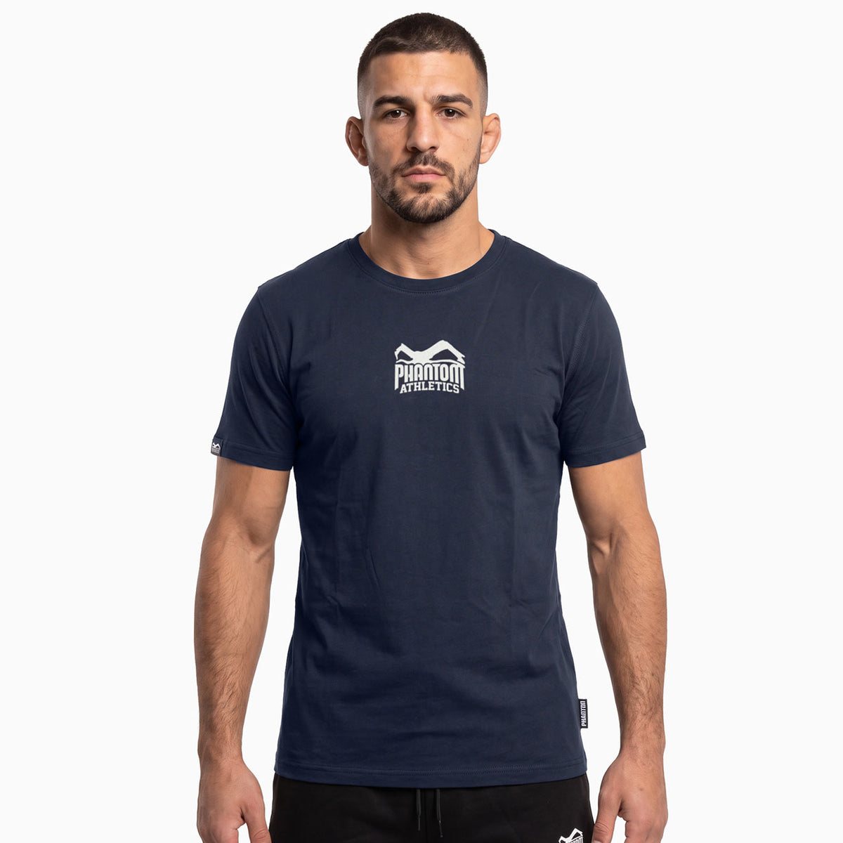 Das Phantom Athletics T-Shirt Team in Navy kombiniert einen sportlichen Athletic Fit mit einem dezenten Phantom Logo auf der Brust. Der hochwertige Baumwoll-Polyester-Mix bietet angenehmen Tragekomfort für MMA, Boxen, Kickboxen, Muay Thai und Fitness.