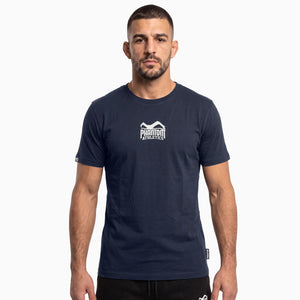 Das Phantom Athletics T-Shirt Team in Navy kombiniert einen sportlichen Athletic Fit mit einem dezenten Phantom Logo auf der Brust. Der hochwertige Baumwoll-Polyester-Mix bietet angenehmen Tragekomfort für MMA, Boxen, Kickboxen, Muay Thai und Fitness.