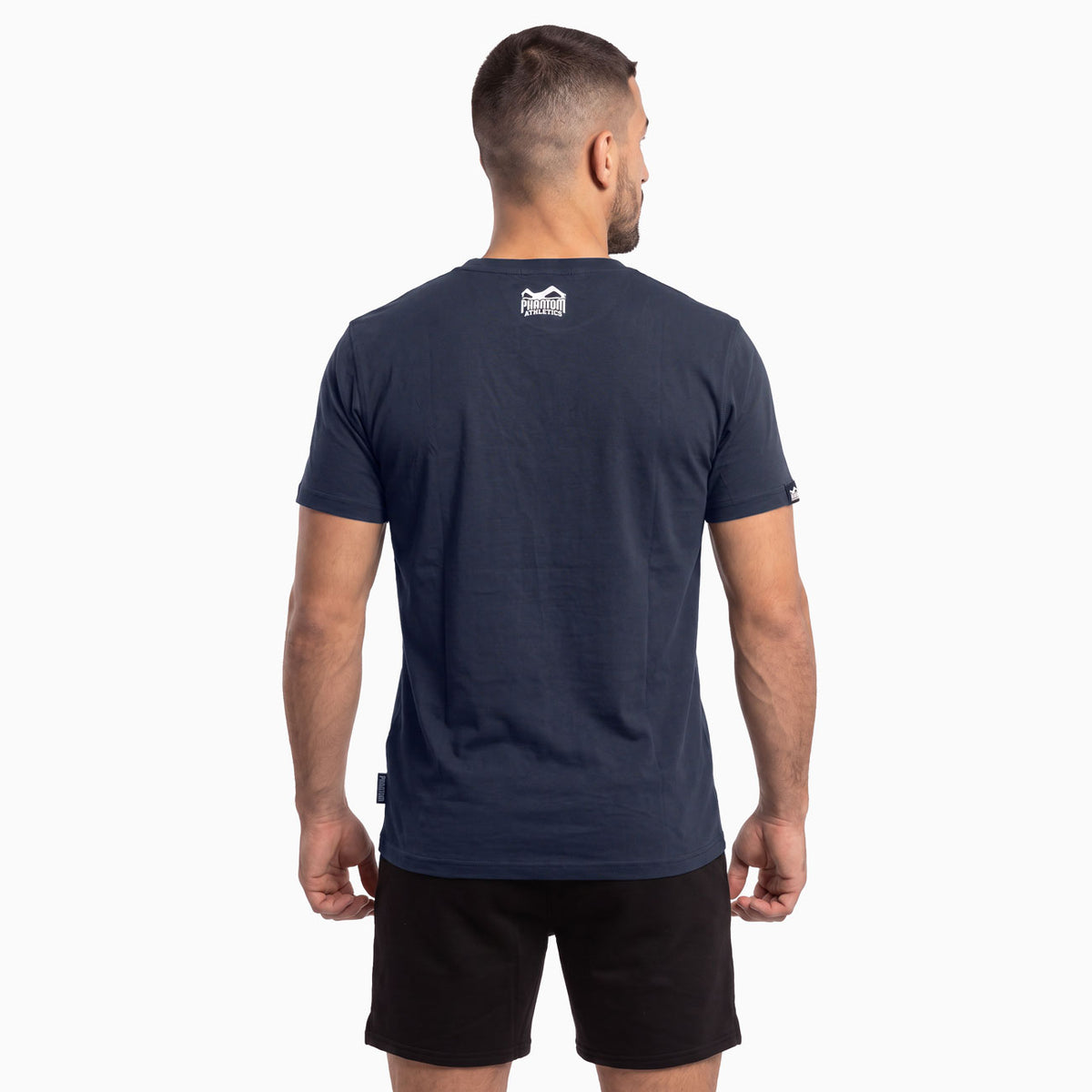 Das navyblaue Phantom Athletics Team T-Shirt überzeugt mit einem cleanen, minimalistischen Design für Training und Alltag. Das atmungsaktive Material aus 95 % Baumwolle und 5 % Polyester macht die hochwertige Kampfsportbekleidung ideal für Gym, Kampfsport und Freizeit.