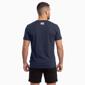 Das navyblaue Phantom Athletics Team T-Shirt überzeugt mit einem cleanen, minimalistischen Design für Training und Alltag. Das atmungsaktive Material aus 95 % Baumwolle und 5 % Polyester macht die hochwertige Kampfsportbekleidung ideal für Gym, Kampfsport und Freizeit.