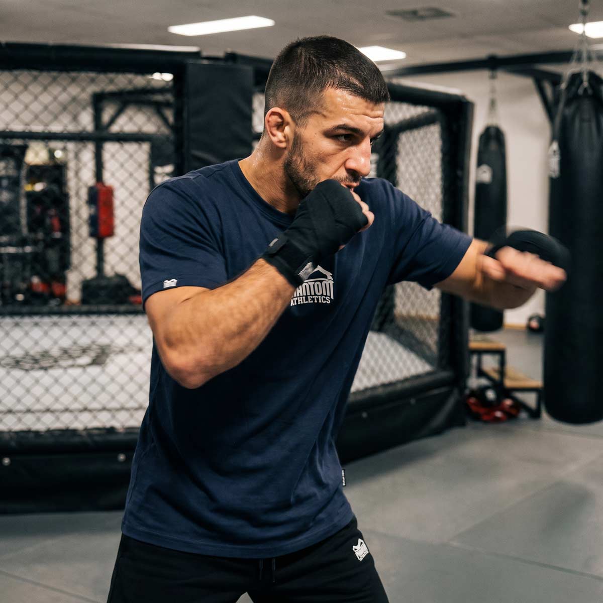 Mit dem Phantom Athletics T-Shirt Team in Navy erhalten Fighter ein vielseitiges Kampfsport-Shirt mit sportlicher Passform und hoher Bewegungsfreiheit. Das Shirt eignet sich optimal für MMA, BJJ, Grappling, Boxen, Muay Thai und Functional Fitness.