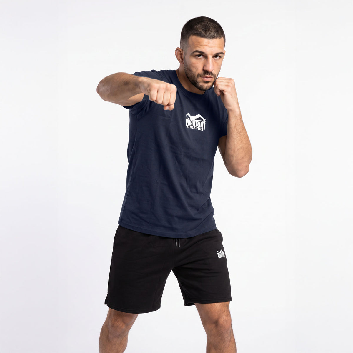 Das Phantom Athletics Team T-Shirt in Navy verbindet einen klassischen sportlichen Look mit hochwertiger Verarbeitung und dezentem Branding. Der Athletic Fit und das weiche Material sorgen für Komfort beim Krafttraining, auf der Matte und im aktiven Alltag.