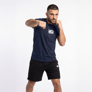 Das Phantom Athletics Team T-Shirt in Navy verbindet einen klassischen sportlichen Look mit hochwertiger Verarbeitung und dezentem Branding. Der Athletic Fit und das weiche Material sorgen für Komfort beim Krafttraining, auf der Matte und im aktiven Alltag.