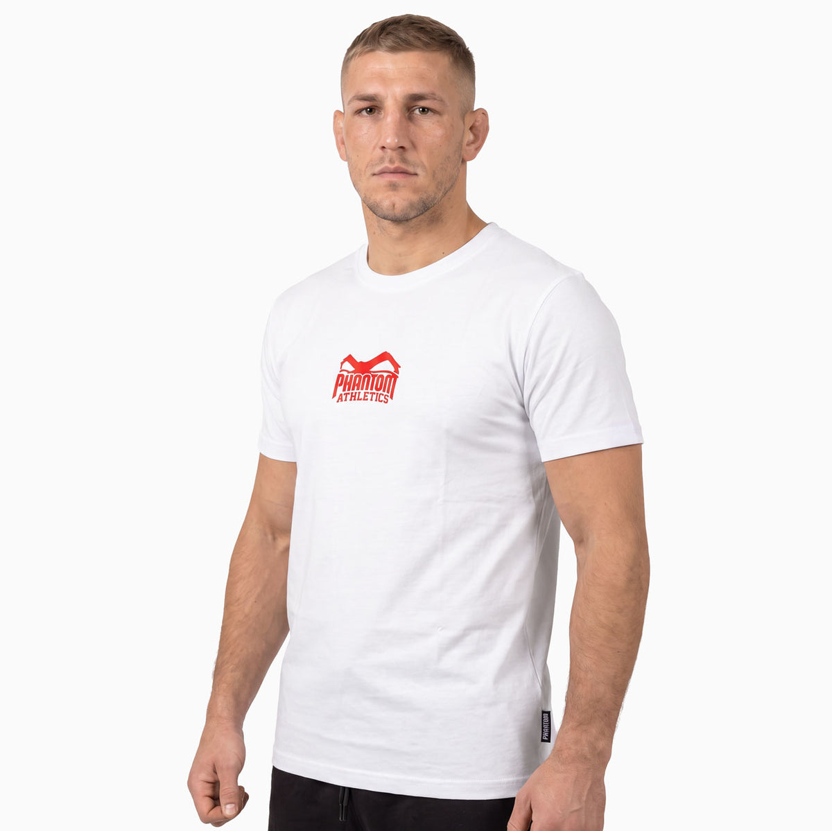 Das Phantom Athletics T-Shirt Team in Weiß/Rot kombiniert einen sportlichen Athletic Look mit einem kontrastreichen roten Phantom Logo auf der Brust. Der atmungsaktive Materialmix bietet hohen Tragekomfort für MMA, Boxen, Kickboxen, Muay Thai, BJJ und Fitness.